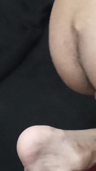 Masturbace velkého ptáka na podprsence nevlastní sestry