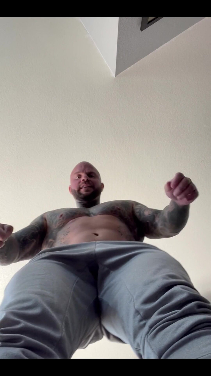 Jasons feet: 巨人Jason在小城市里被踩踏