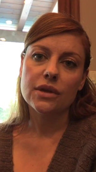 Ragazzina rossa sta leccando una fica bagnata