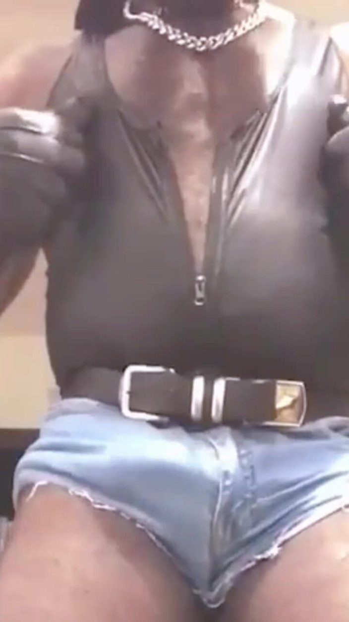 Black mature kinky muscle: 性感的黑人健美运动员在装备和大硬鸡巴手淫和大量射精中的表现