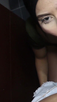 POV - eu filmo minha melhor amiga da faculdade fazendo sexo comigo no banheiro