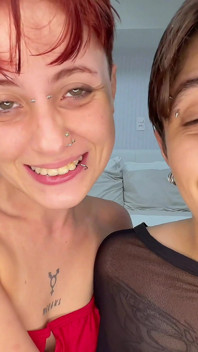 Orgia calda con 3 ragazzi che scopano 2 ragazze bisessuali molto calde