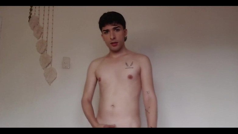 Diego_latinboy: Joven gay pone un consolador de 24 centímetros en su culo