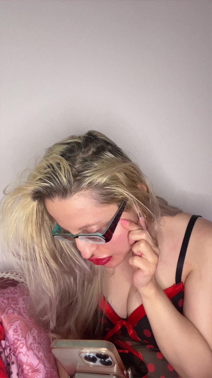 FinDom Goaldigger: Mis bimbo grandes labios rojos y poder con lápiz labial