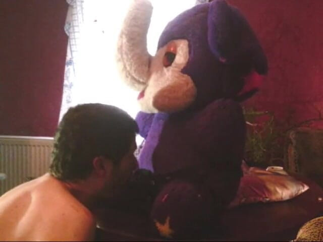 Henry029: Divertirse con el elefante relleno
