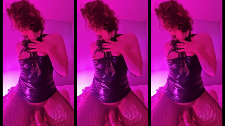 Melodyfluffington: Nádherná gotická t-dívka tvrdě šuká v růžovém světle s cumswallowing