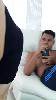 Calda MILF seduce il figliastro, mette la sua mano sulla sua figa