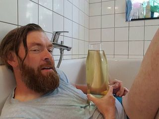 Self and golden pleasures: Iubitoare de pișat - distracție în baie, partea 02
