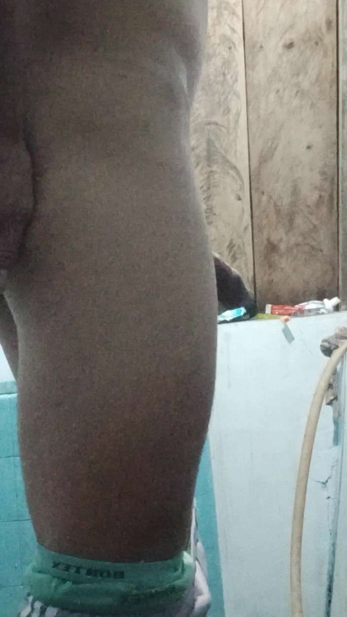 AdmHell: 大鸡巴再次在浴室撒尿