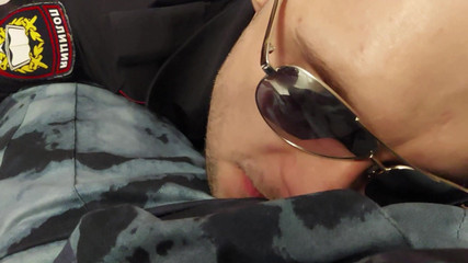 KinkySirius: 两名警察上演了一场逮捕、支配、搅动的角色扮演游戏