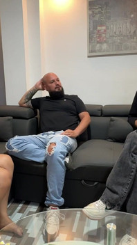 Ich bin heiß und der Freund meines freundes Leyton Big fickt mich mit seinem großen harten schwanz auf der Couch - Porno En Espaol