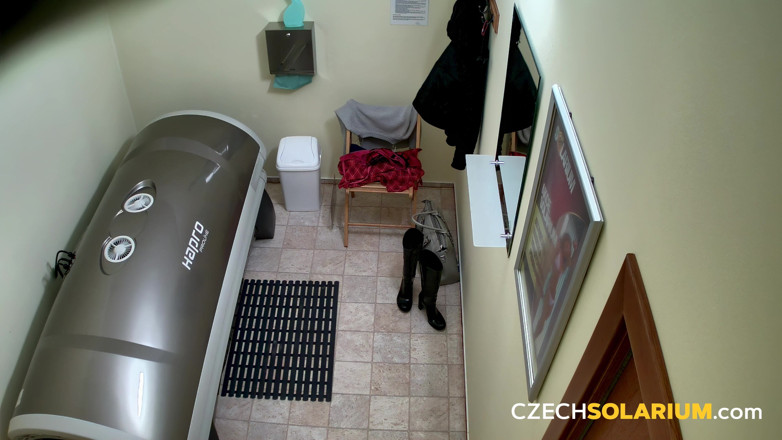 Czech Solarium: Czech Solarium 18: สาวผมดําปล่อยให้ทุกคนออกไปเที่ยว อวดกล้อง