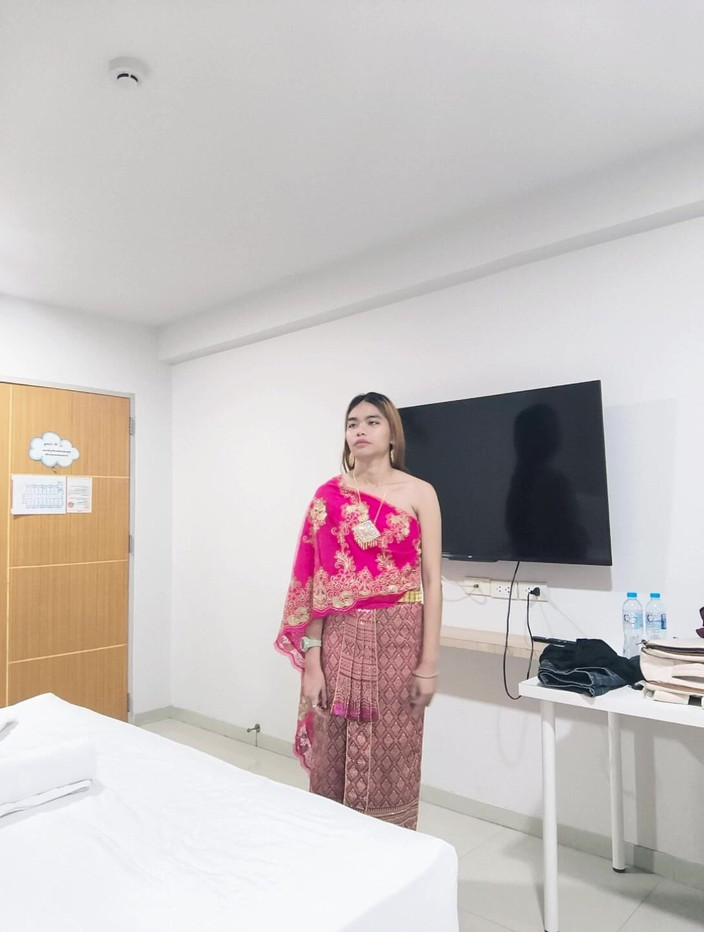 Daralux: 穿着粉色泰国礼服的泰国女孩