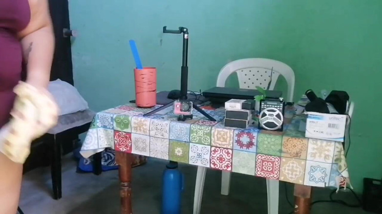 Adribella69: Я смотрю на мою мачеху с этой большой задницей, которая имеет как она чистит дом сколько я хочу трахать эту задницу