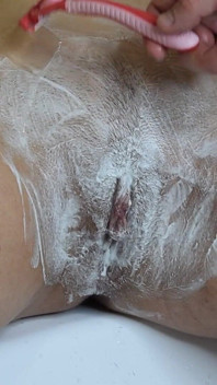 Afeitado de coño peludo de cerca Corte de pelo íntimo!
