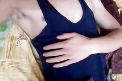 Une belle-mère voit le copain australien d'une prostituée indienne se masser les tétons