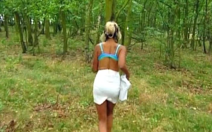 German Amateur Videos: 从你梦寐以求的德国素人少女在森林里吮吸
