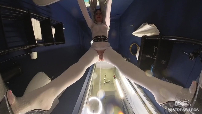 Mistress Legs: Je werd een toilet voor meesteres in witte netkousen en...