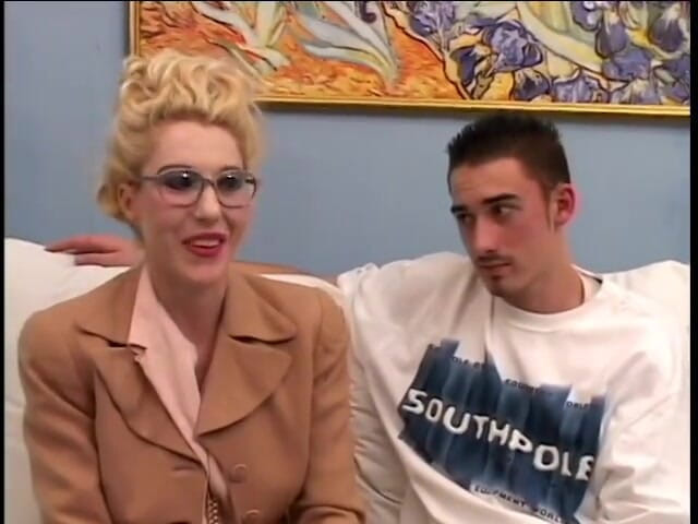 My MILF: สาวผมทองตัวเมียโดนก้มโก่งแล้วเย็ดจากด้านหลังโดยหนุ่มควยใหญ่