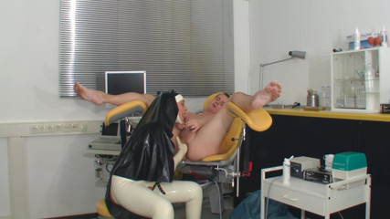 Rubber & Clinic Studio - 1ATOYS: Een pervers anaal examen