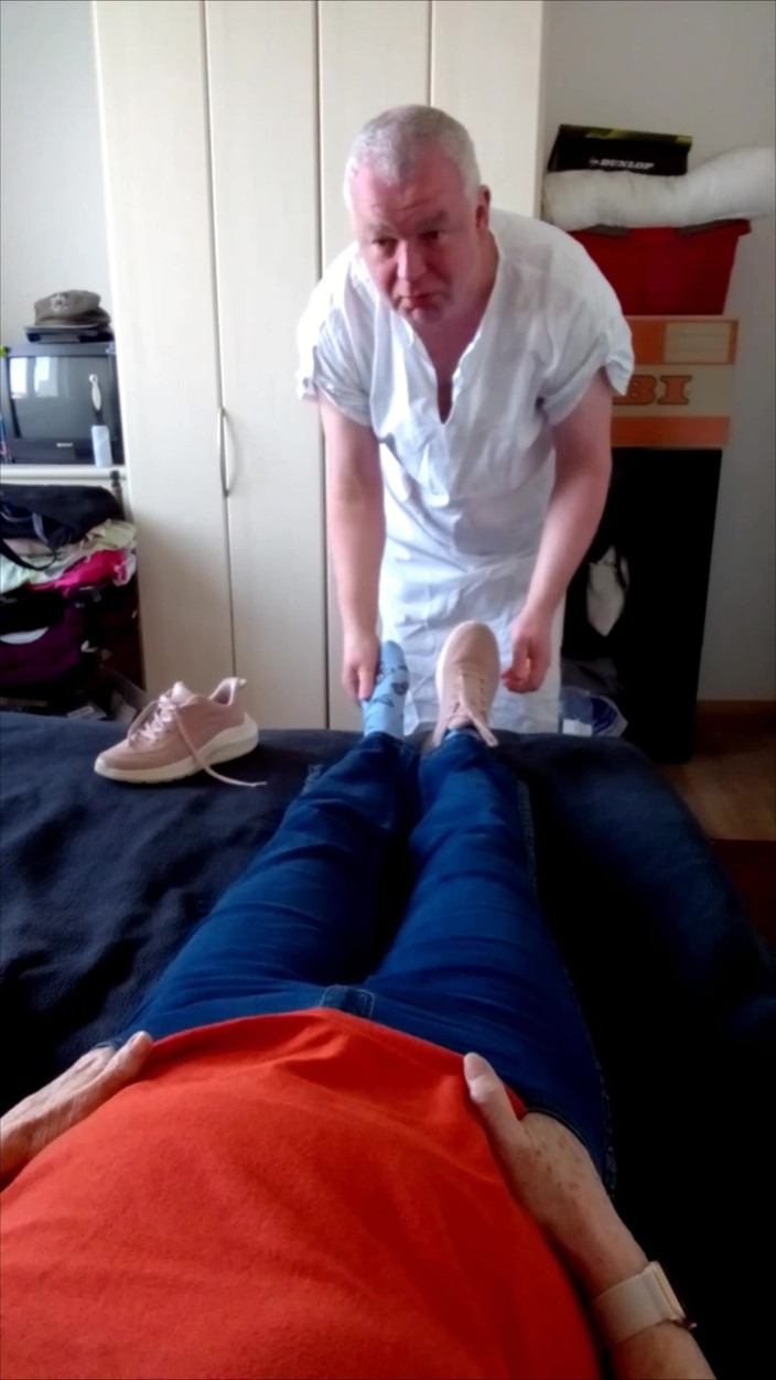 NylonjungeCarmen: Picioare sexy de nylon ale bunicii după-amiaza