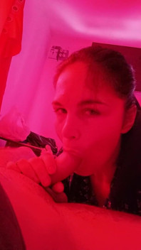 Ma belle-fille me suce la bite la nuit