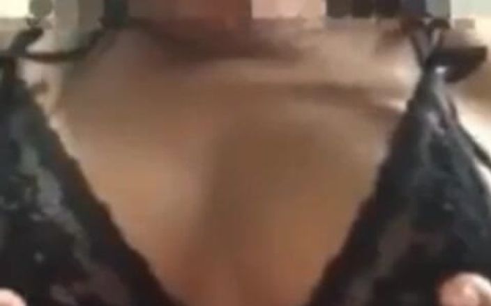 Sofixxx: Người lớn của tôi chấp nhận một cuộc gọi video...
