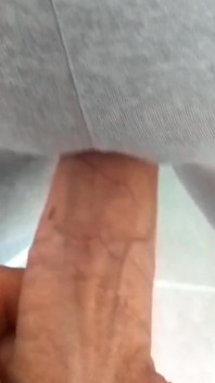 Adoro la sensazione di una calda sborra nei miei pantaloni da yoga! ma cosa dirà il mio allenatore?
