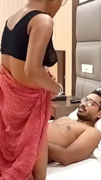 Karım ofis patronum tarafından sikiliyor - gerçek Hintli desi yenge sari içinde sikiliyor