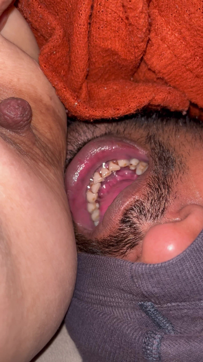 Catchybusty: Hardcore chupando pezón