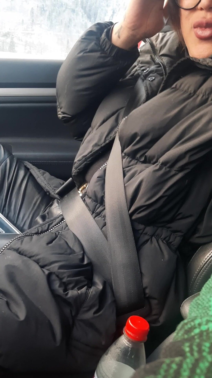 Mistress Meley: Büyük dudaklı araba deri pantolon içinde sigara içiyor