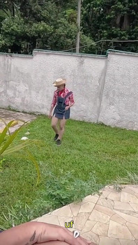 Perverse oma huurt een jonge tuinman in en neukt hem hard in haar kont