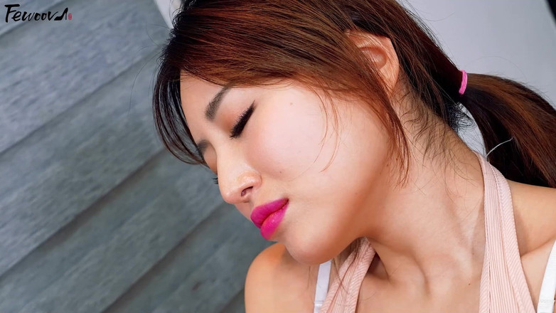 Fewoovcom: Una chica universitaria de la generación Mz se moja cuando...