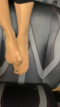 Sexy pés pequenos em meia com dedos longos