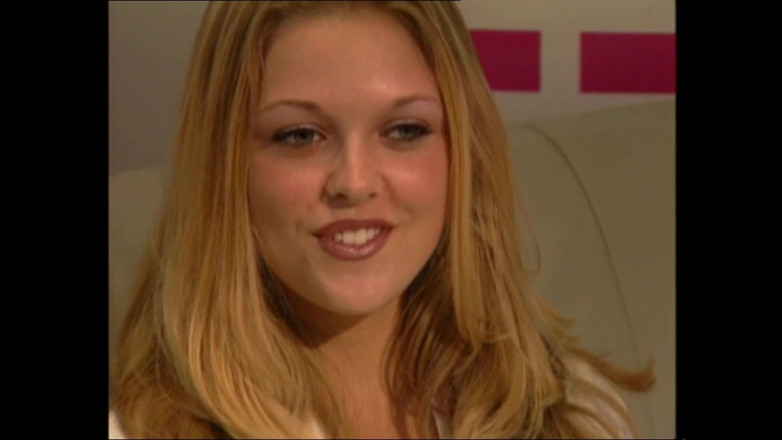 MCG Empire: ふしだらでセクシーなティーンがレズビアンファックを楽しむ