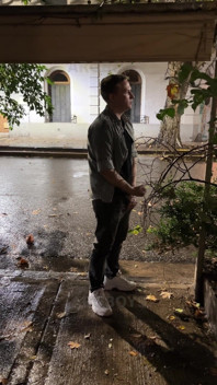 Un Couple Extrême Risqué Se Branle Dehors En Public Sous La Pluie (très Romantique)