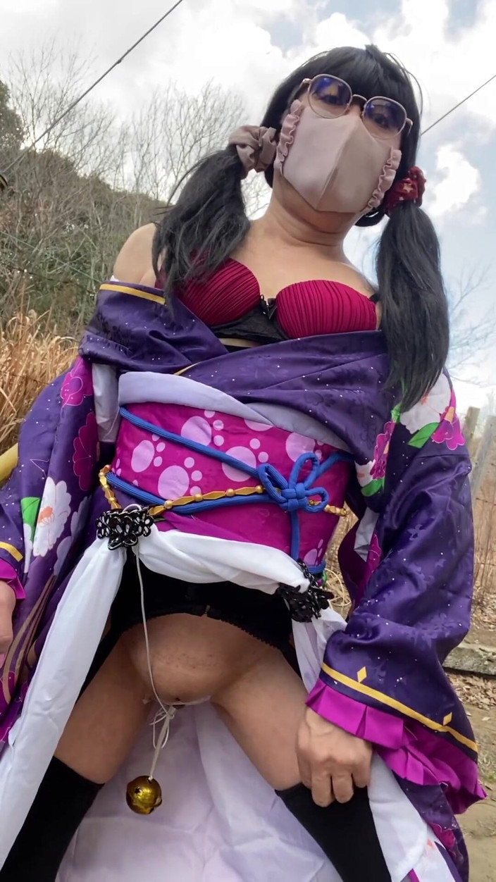 megu2002: No104 Примарна красуня в кімоно, яка з'явилася в зимовій місцевості Кросдресер ходить на сонці — Частина 1