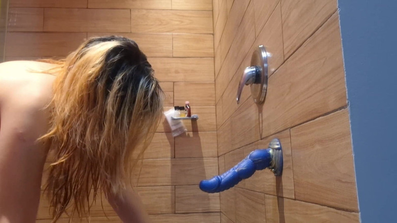 Crystal Phoenix: Une Trans Sexy S’amuse Sous La Douche