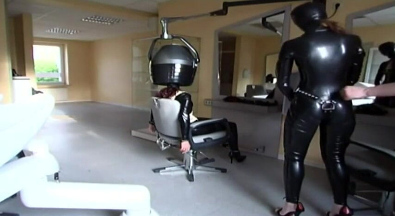 Fetish Desire: Fete lesbiene cu fetiș în latex îmbrăcate într-un salon de coafură
