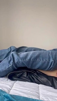 Os pés dele me fascinam e ele toca meu corpo inteiro