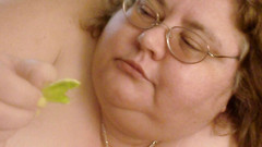 BBW nurse Vicki adventures with friends: 거유를 괴롭히는 미니 버거를 먹는 누드 ssbbw