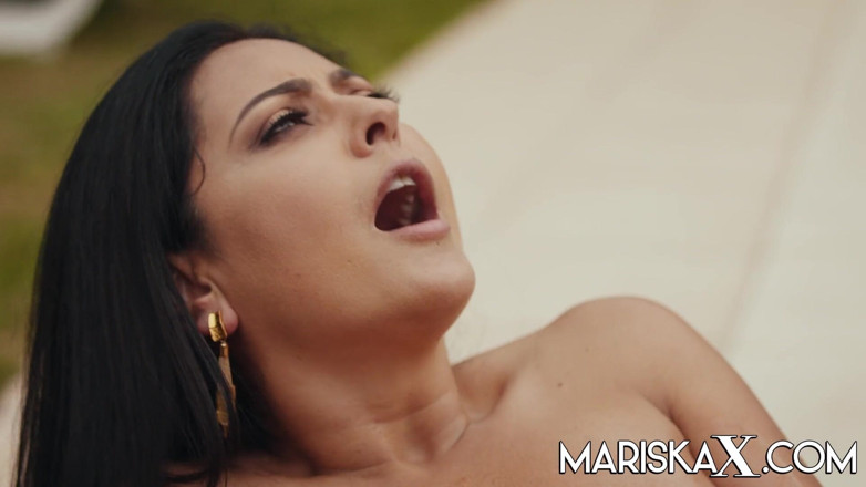 Mariska x: Mariskax Latina Mariska má zadek roztažený velkým černým pérem