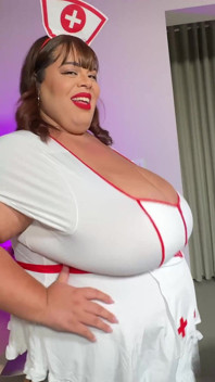 Angel BBW, a enfermeira do ventre grande fode o médico