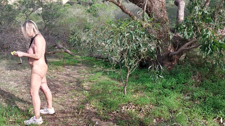 martinawest: Femme Mature Erre Nue Dans Les Bois À La Recherche D’un...