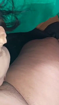 Cele două iubite ale mele sclave îmi ling corpul până când ejaculez