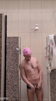 Pynk cap che nuota con il costume da bagno mezzo nudo