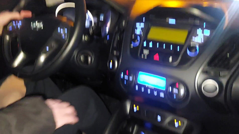 Step Mommy: Зрелая мачеха соблазняет своего пасынок в машине, ее сексуальными ногами в чулках