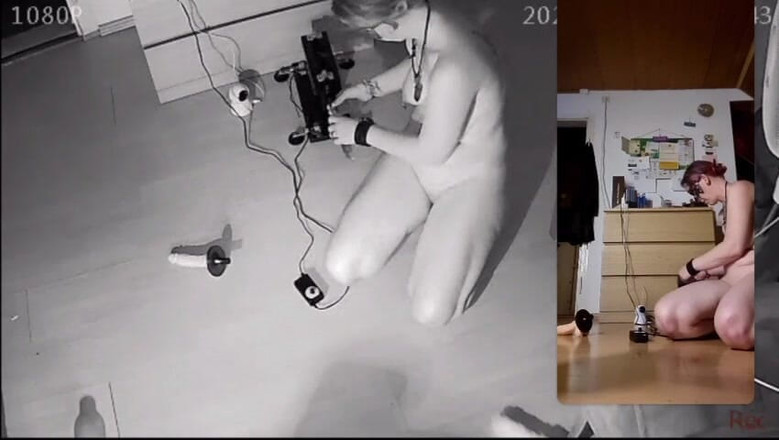 KittieNoOne: Kittienoone se mostra com máquina de sexo