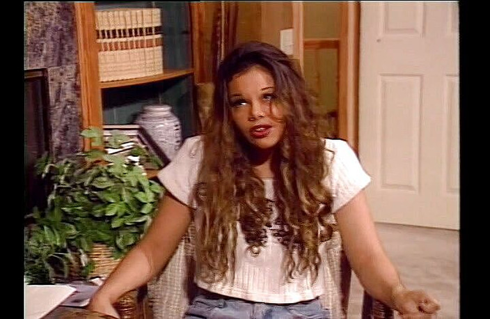 Outdoor pervs: Мила тінка трахає чвертьбека на дивані батьків