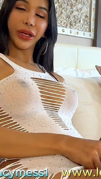 섹시한 폭탄 아시아 레이디보이가 그녀의 큰 후장 후장에서 자지에 따먹히다